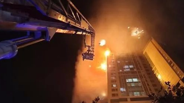 消防知識 丨 全樓在燃燒！33層建筑深夜起火，高層火災(zāi)到底該如何逃生？